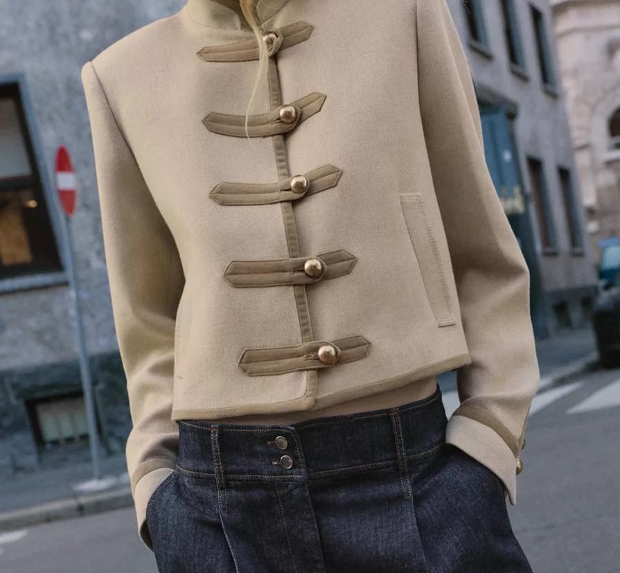 beige blazer dames korte jacket met knoopdetails