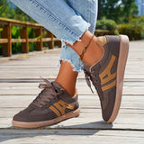 bruine retro sneakers met camel strepen en sportieve look