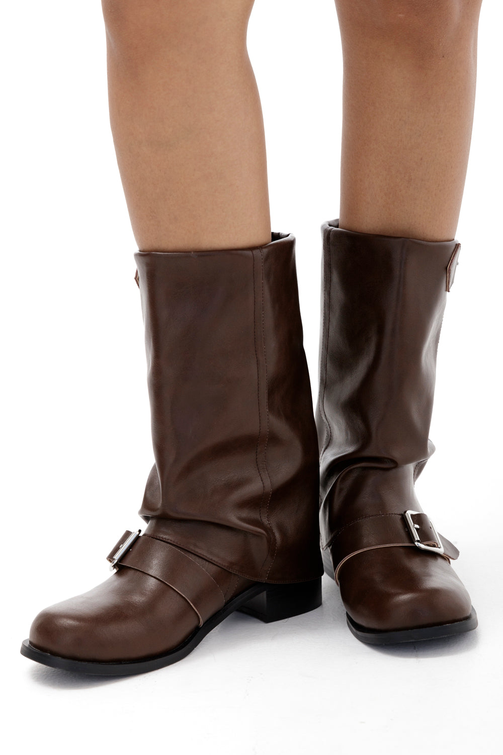 Vooraanzicht van bruine boots met gesp