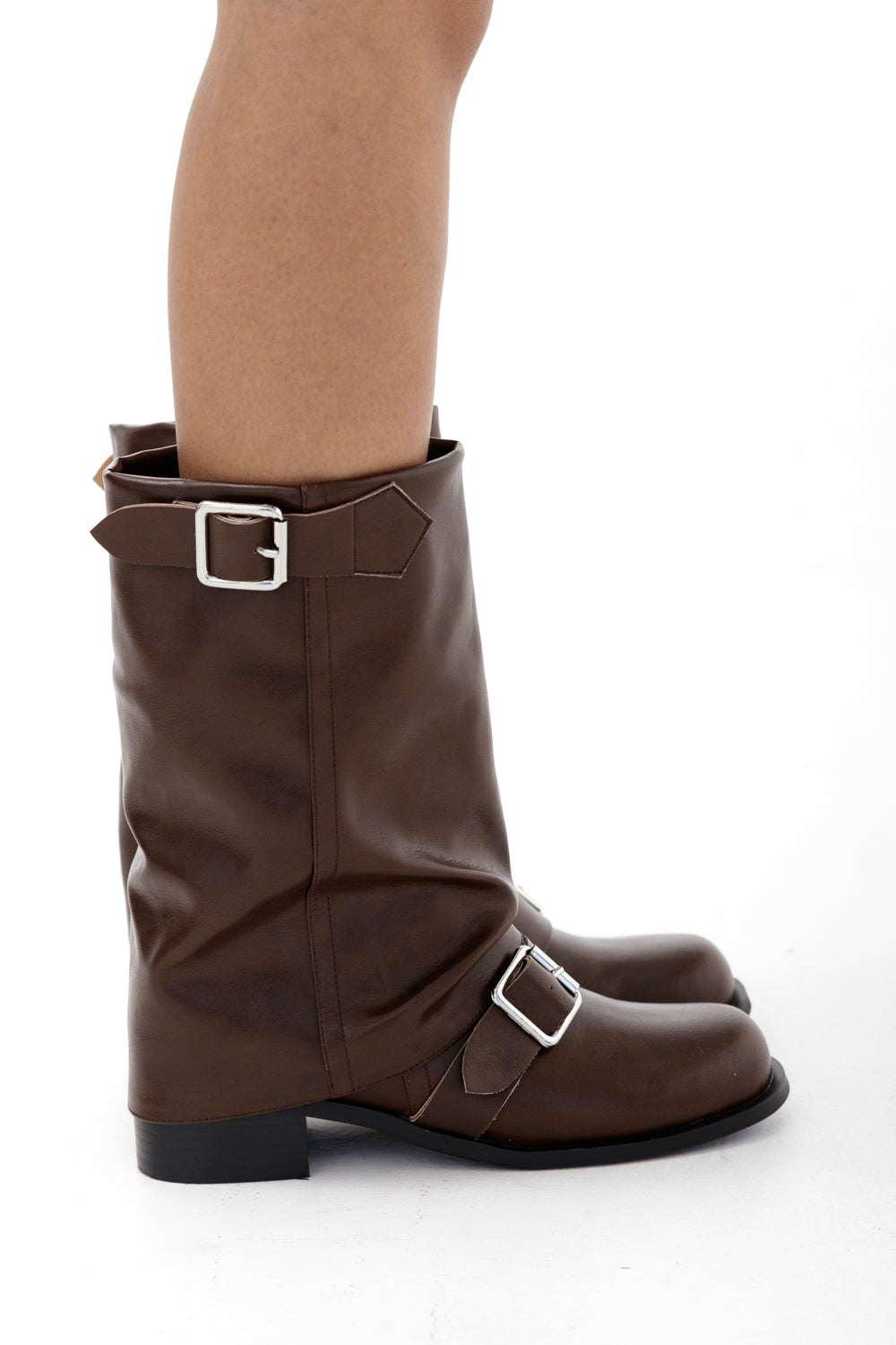 Zijkant bruine buckle boots met lage hak