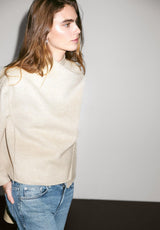 minimalistische jas met asymmetrische halslijn