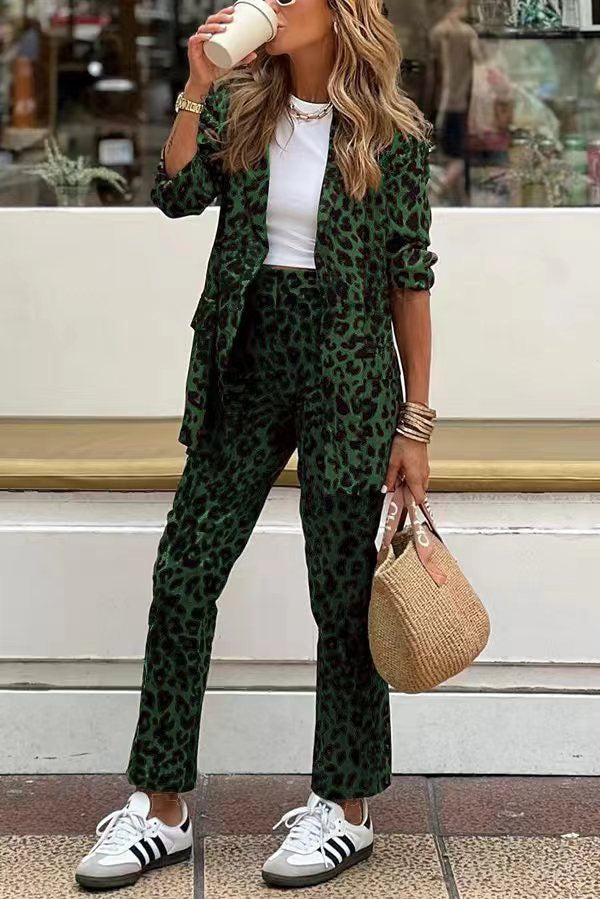 model draagt groene leopardprint tweedelige set met blazer en broek, gecombineerd met sneakers