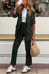 model draagt groene leopardprint tweedelige set met blazer en broek, gecombineerd met sneakers