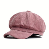 roze ribfluwelen baker boy cap op witte achtergrond