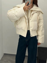 crème puffer jas dames gedragen bij een donkere wide leg jeans