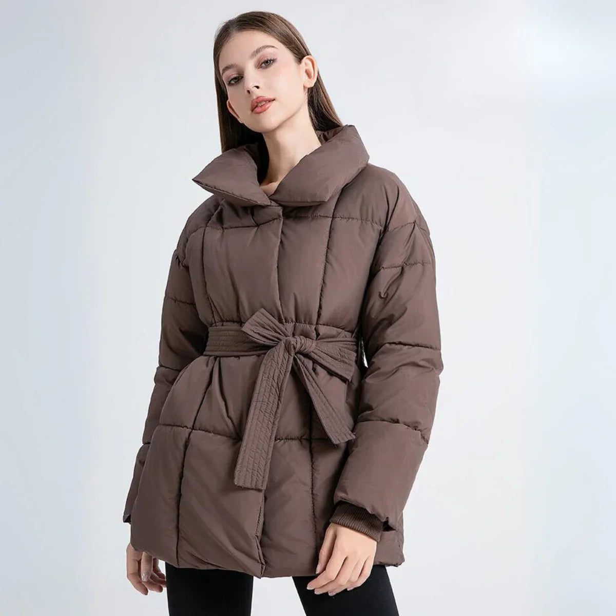 Arctic Allure Coat in bruin gewatteerde winterjas met riem en hoge kraag voor warmte en stijl tijdens koude dagen.