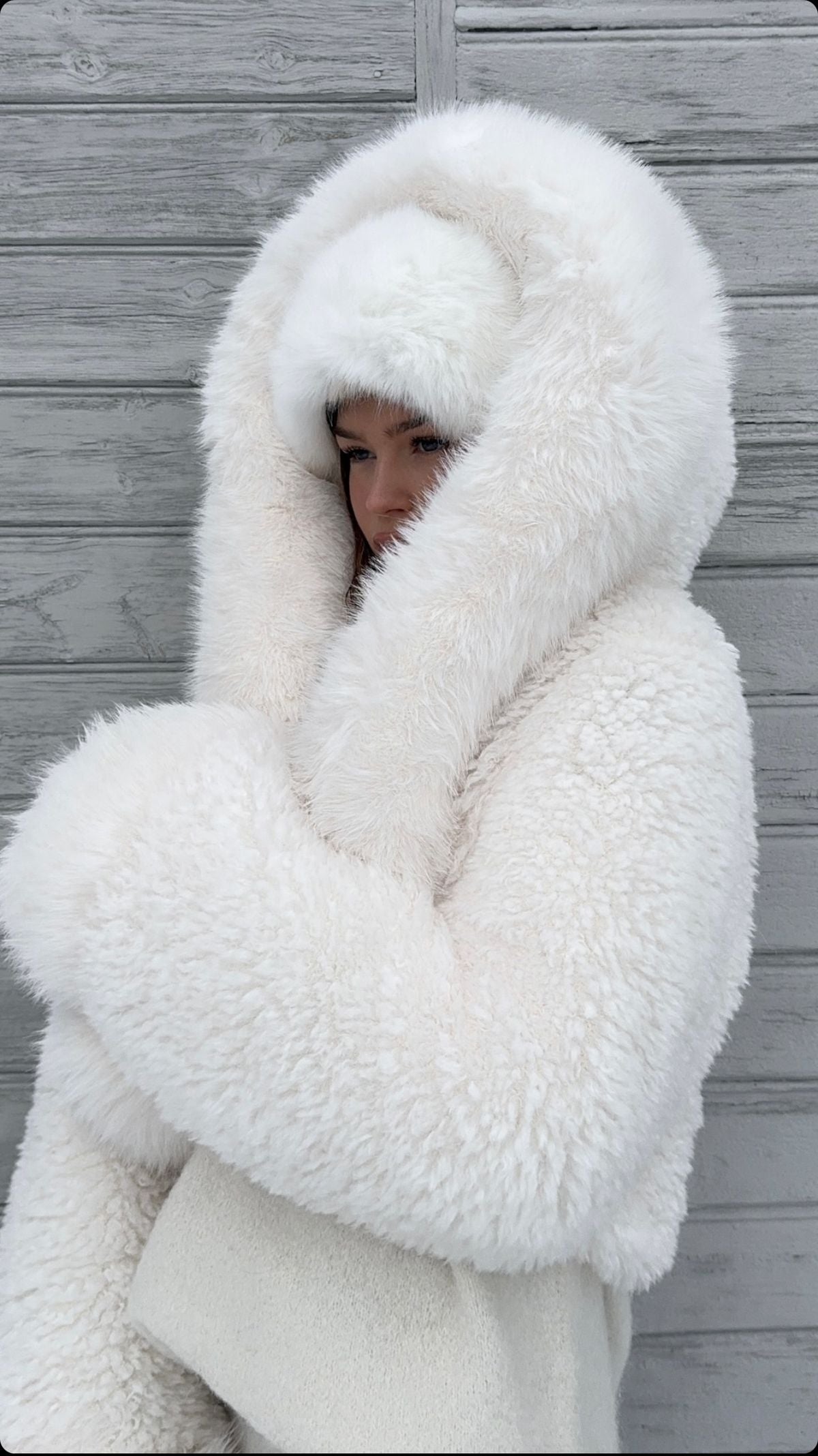 winterjas van kunstbont in wit met warme uitstraling