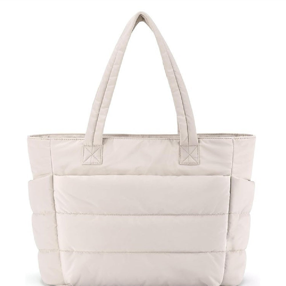 De Cloud Tote, een zachte, gewatteerde tas in trendy kleuren zoals zwart, roze en beige, perfect voor werk, school, of een dagje uit.