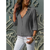 grijze blouse voor dames met diepe v-hals en casual styling
