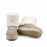 Taupe winterboots met witte pluche bontkraag en verhoogde zool – stijlvolle warme dames snowboots.