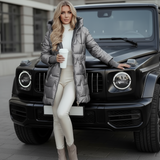 zilverkleurige gewatteerde jas met rits en capuchon