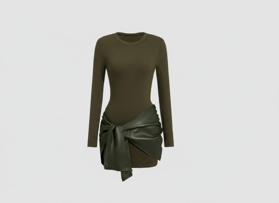 Olijfgroene jurk met leren drape rond de taille – moderne outfit voor dames