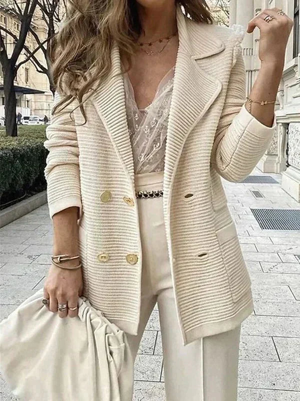 crème gebreide blazer dames met gouden knopen gedragen bij een witte broek