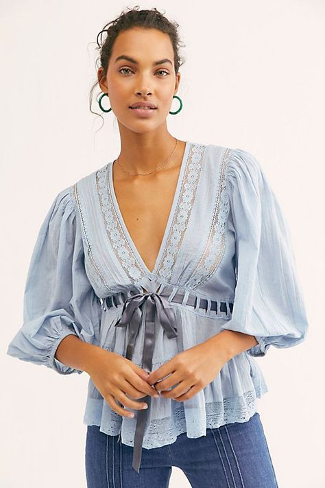 blauwe blouse met kant en pofmouwen en taille strik dames