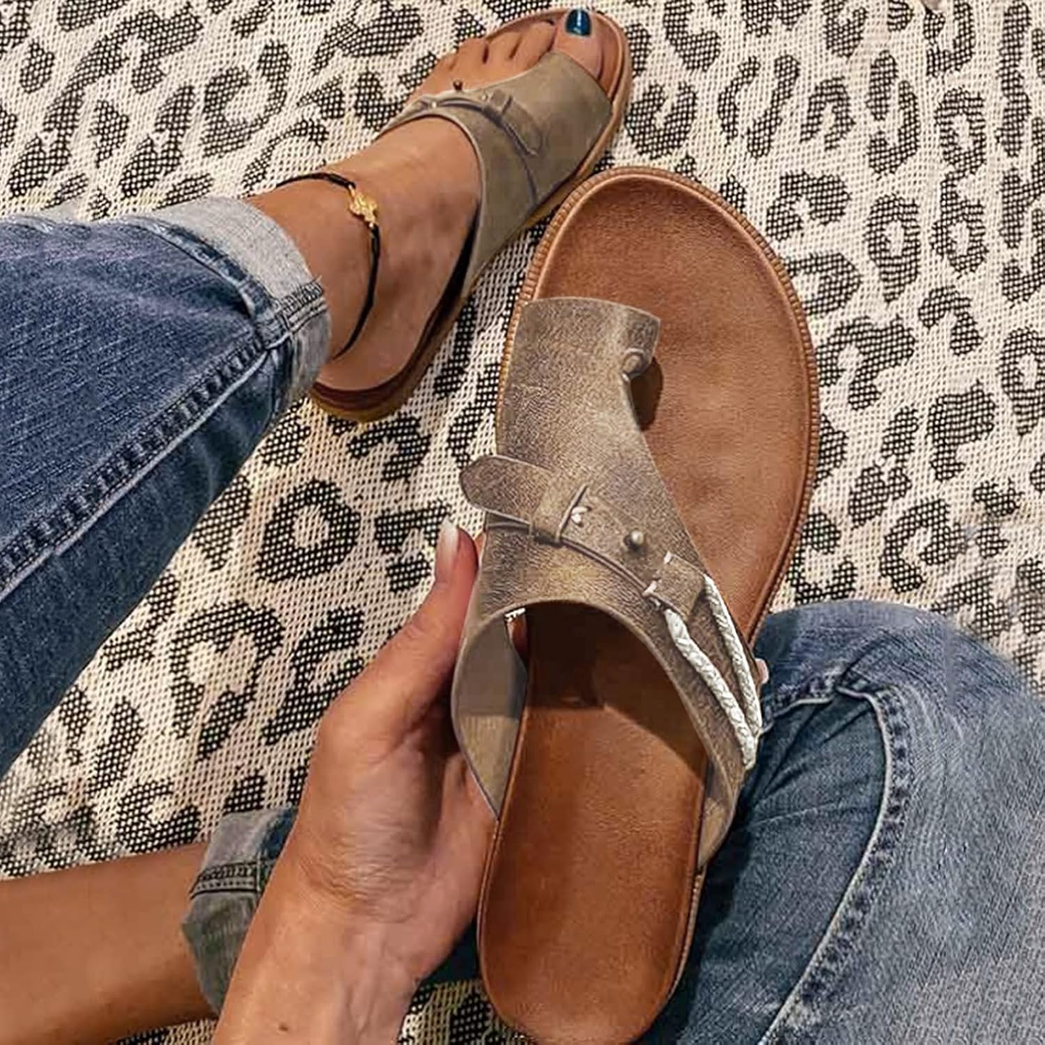 Mirela | Trendy Slippers met Teenband & Gevlochten Detail voor Zomercomfort