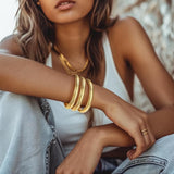gouden snake armband met ribbelstructuur om pols