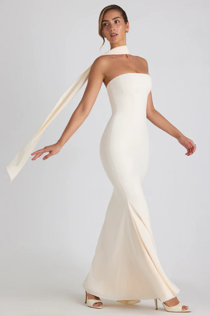 Elegante ivoorkleurige strapless jurk met vissenstaartrok en bijpassende sjaal, gemaakt van hoogwaardige georgette stof, perfect voor speciale gelegenheden.