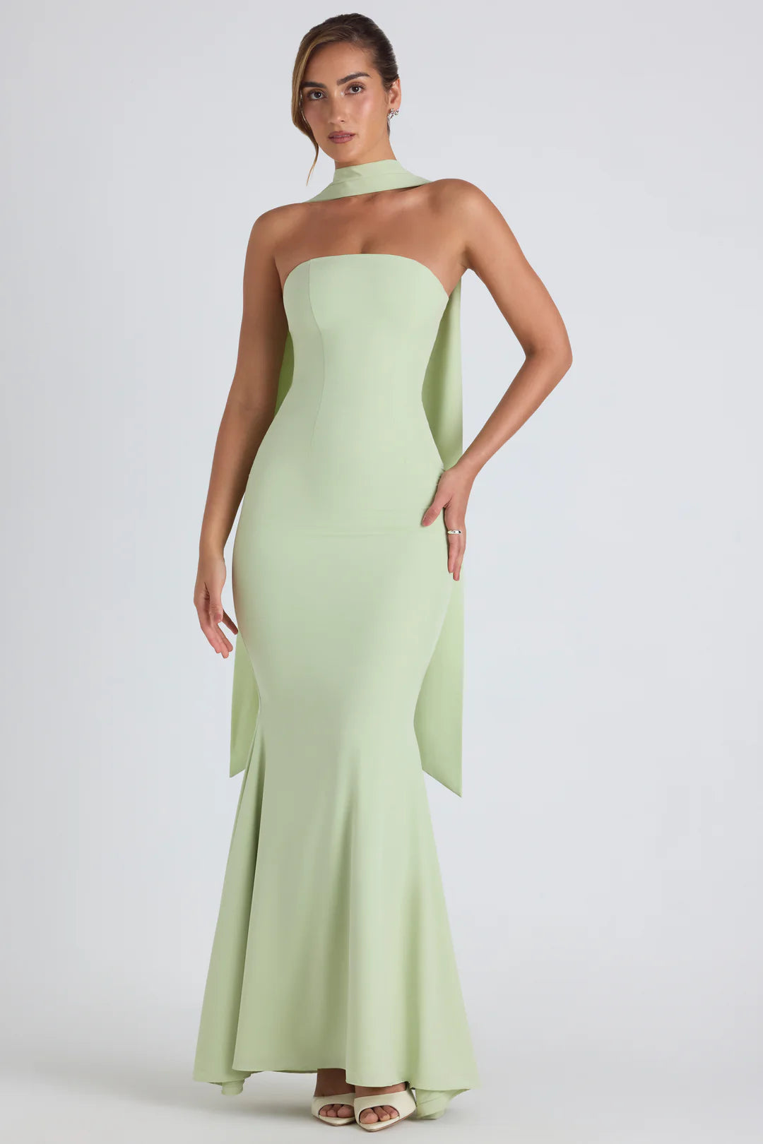 Elegante ivoorkleurige strapless jurk met vissenstaartrok en bijpassende sjaal, gemaakt van hoogwaardige georgette stof, perfect voor speciale gelegenheden.