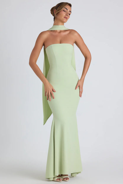 Elegante groene strapless jurk met vissenstaartrok en bijpassende sjaal, gemaakt van hoogwaardige georgette stof, perfect voor speciale gelegenheden.