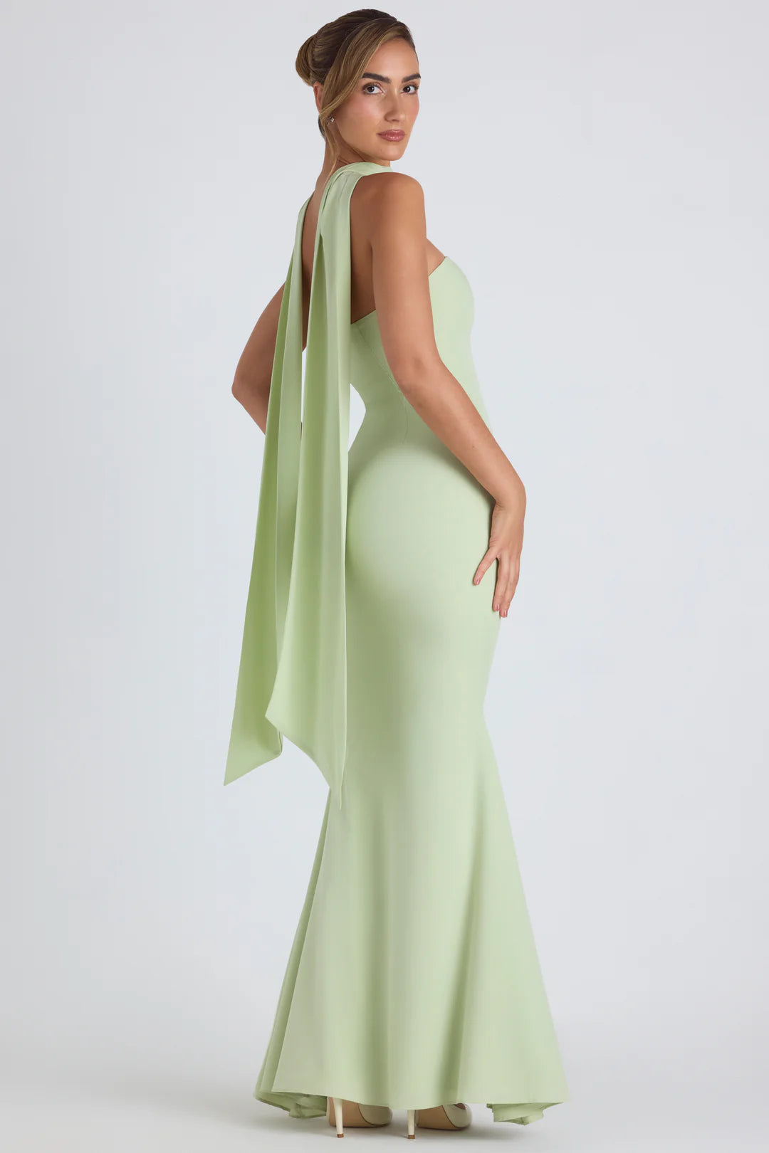 Elegante groene strapless jurk met vissenstaartrok en bijpassende sjaal, gemaakt van hoogwaardige georgette stof, perfect voor speciale gelegenheden.