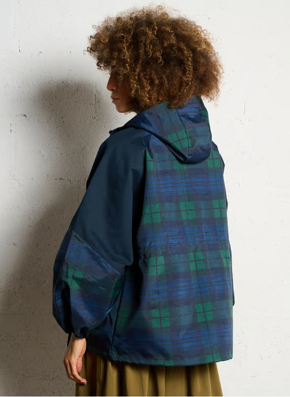 Neraya | Wasserdichte Regenjacke mit Karomuster & Taillenschnur