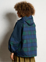 Neraya | Wasserdichte Regenjacke mit Karomuster & Taillenschnur