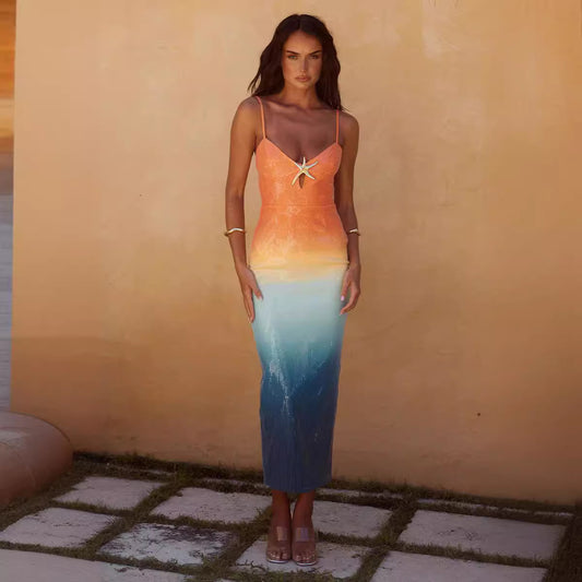 Elegante Ombre Sunset midi jurk met een laag uitgesneden halslijn, unieke zeester broche en delicate pailletten, perfect voor speciale gelegenheden.