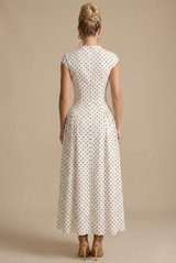 achterkant van witte polka dot maxi jurk met aangesloten taille dames