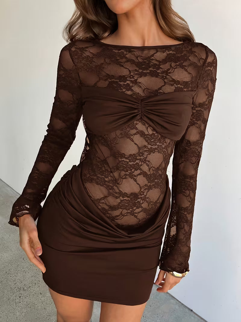 close-up van bruine lace jurk met aansluitende pasvorm