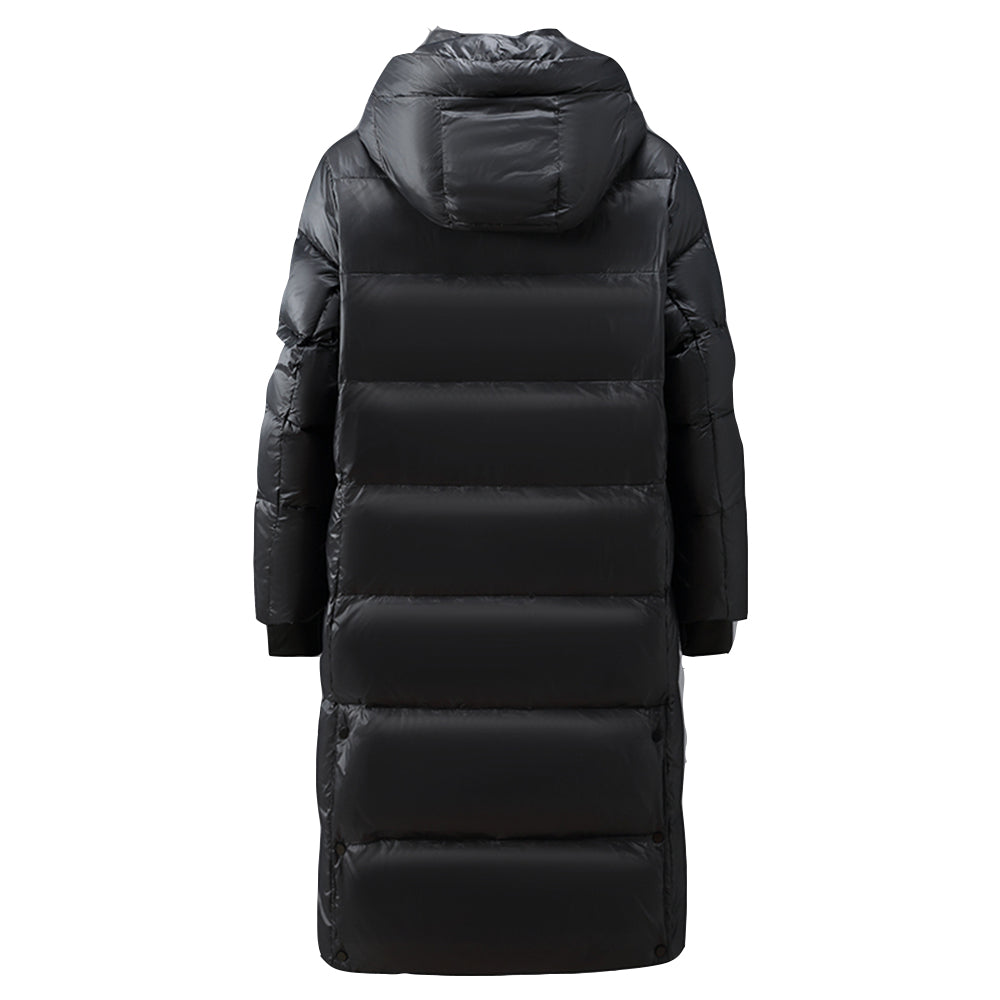 close-up achterkant lange zwarte dames puffer jas met capuchon