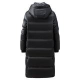 close-up achterkant lange zwarte dames puffer jas met capuchon