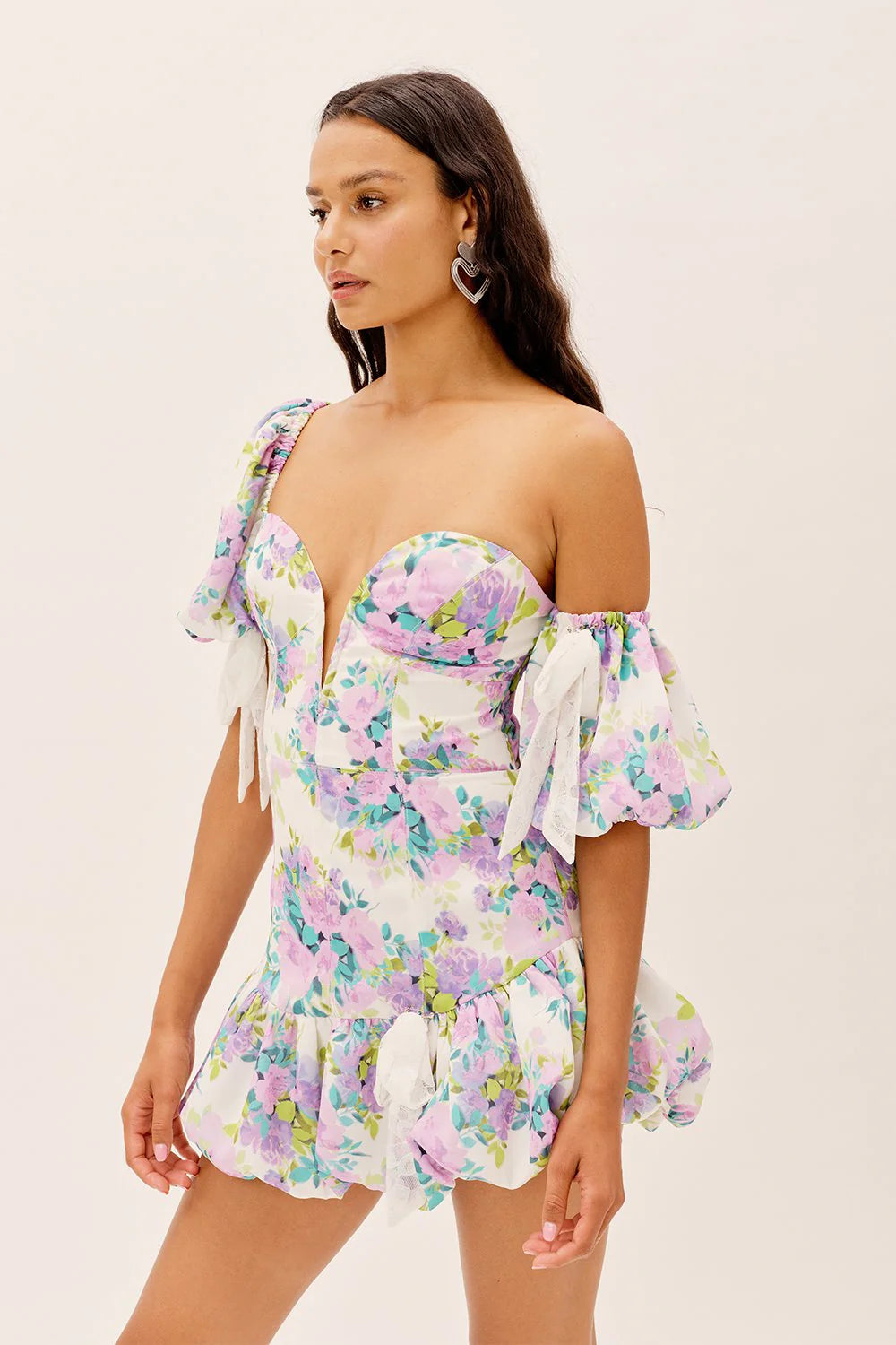 flora belle romantische zomerjurk met volant zoom en strikdetails
