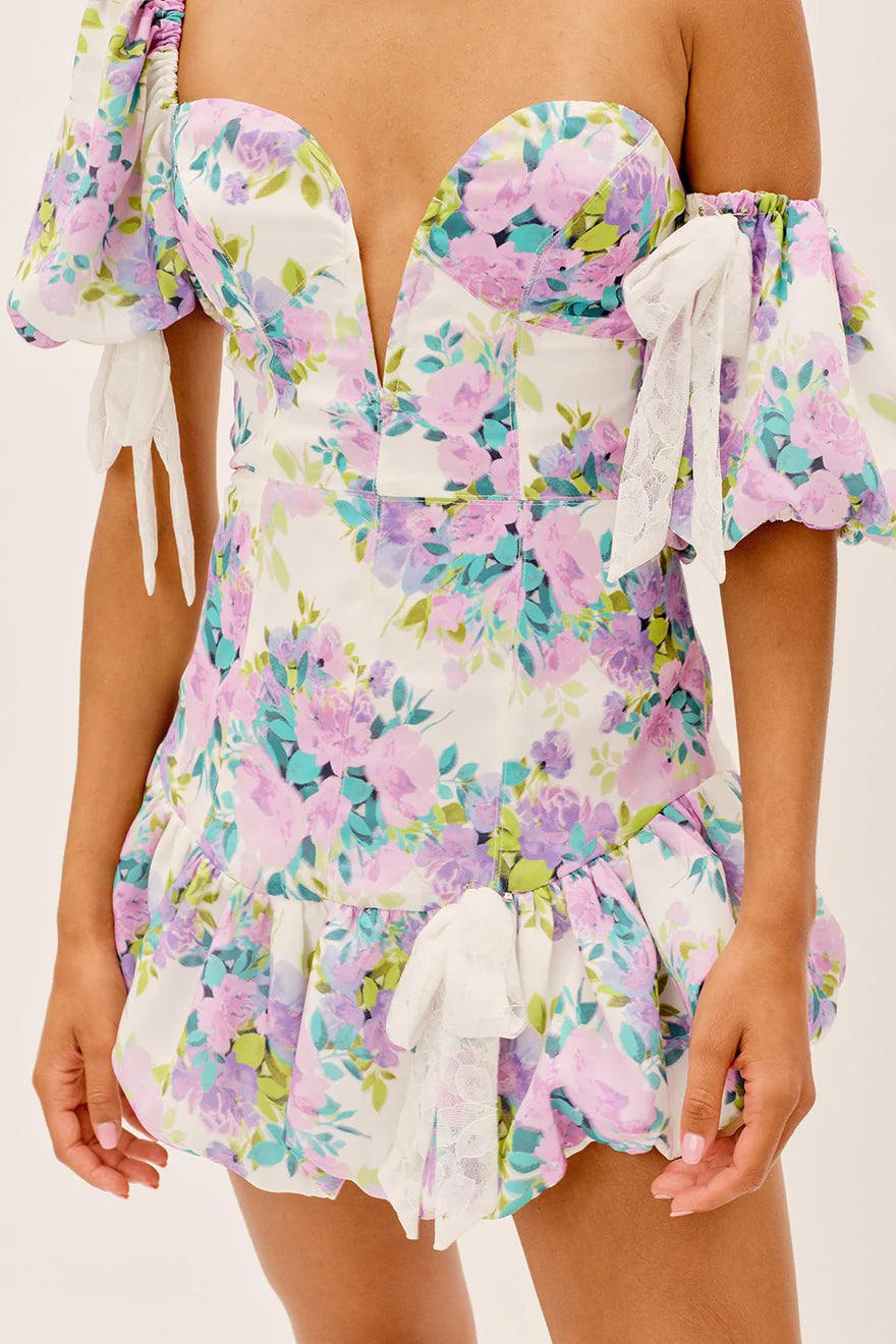 flora belle dames jurkje casual lente outfit pofmouwen
