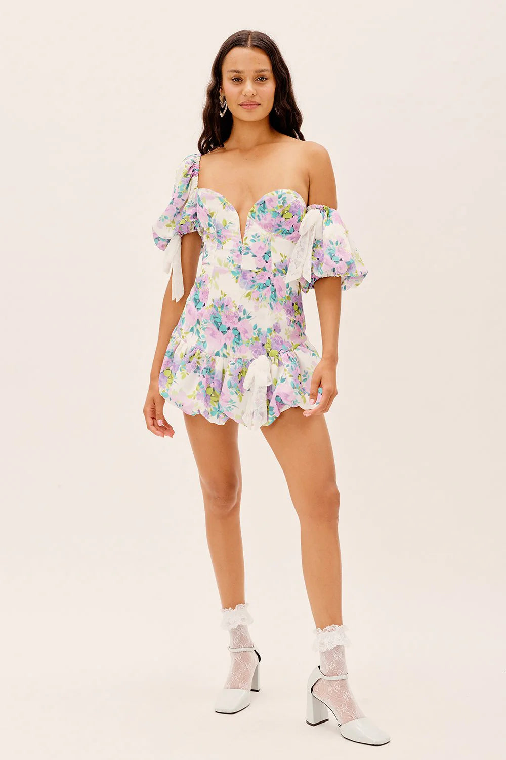 flora belle witte mini jurk met kleurrijke bloemenprint
