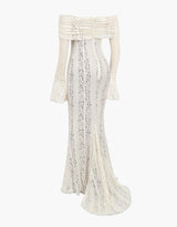 Arwen Lace Dress – Romantische maxi-jurk van luxe kant met off-the-shoulder design.