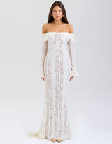 Arwen Lace Dress – Romantische maxi-jurk van luxe kant met off-the-shoulder design.