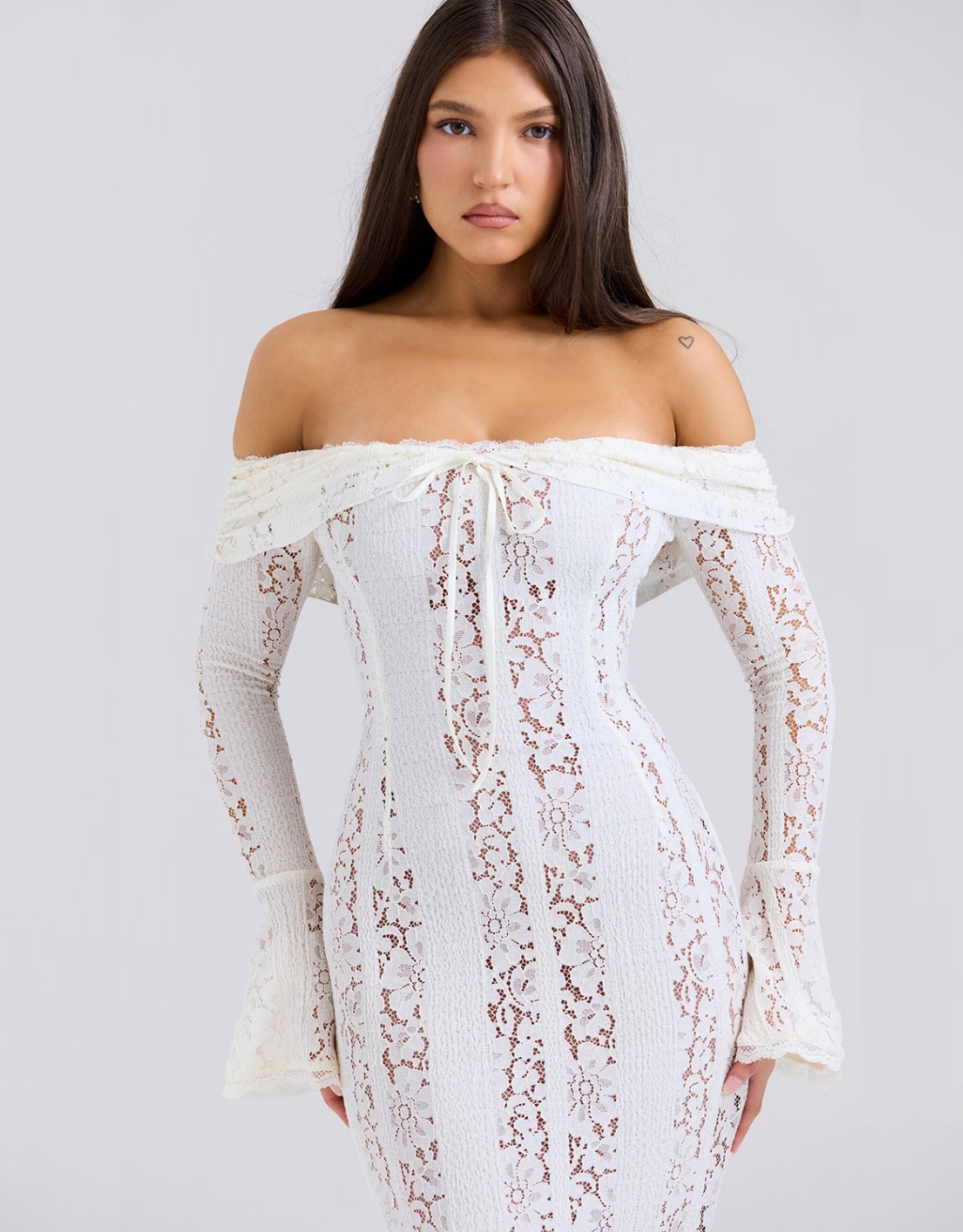 Arwen Lace Dress – Romantische maxi-jurk van luxe kant met off-the-shoulder design.