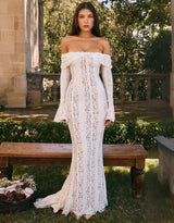 Arwen Lace Dress – Romantische maxi-jurk van luxe kant met off-the-shoulder design.