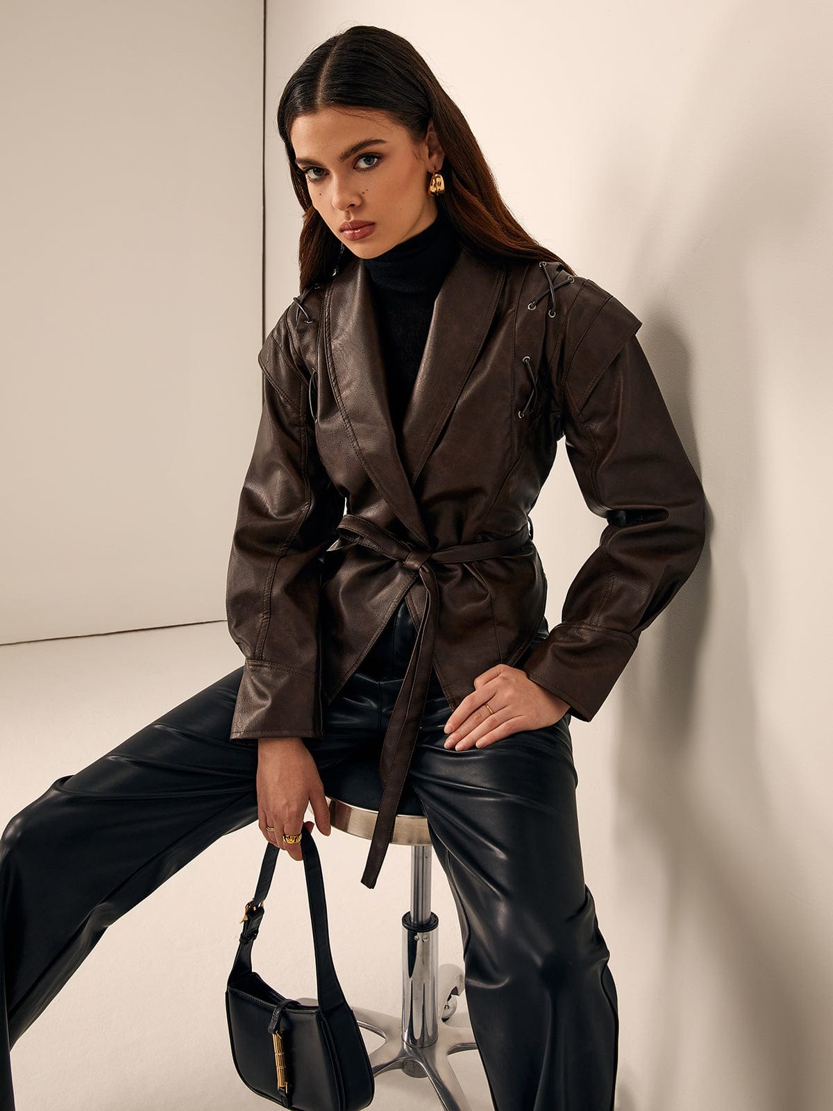 leren jacket dames bruin met veterdetails en ceintuur