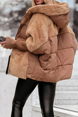 vrouw in luxe winterjas met cognackleurige details