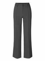 close-up van grijze pantalon met sneakers en hoge taille