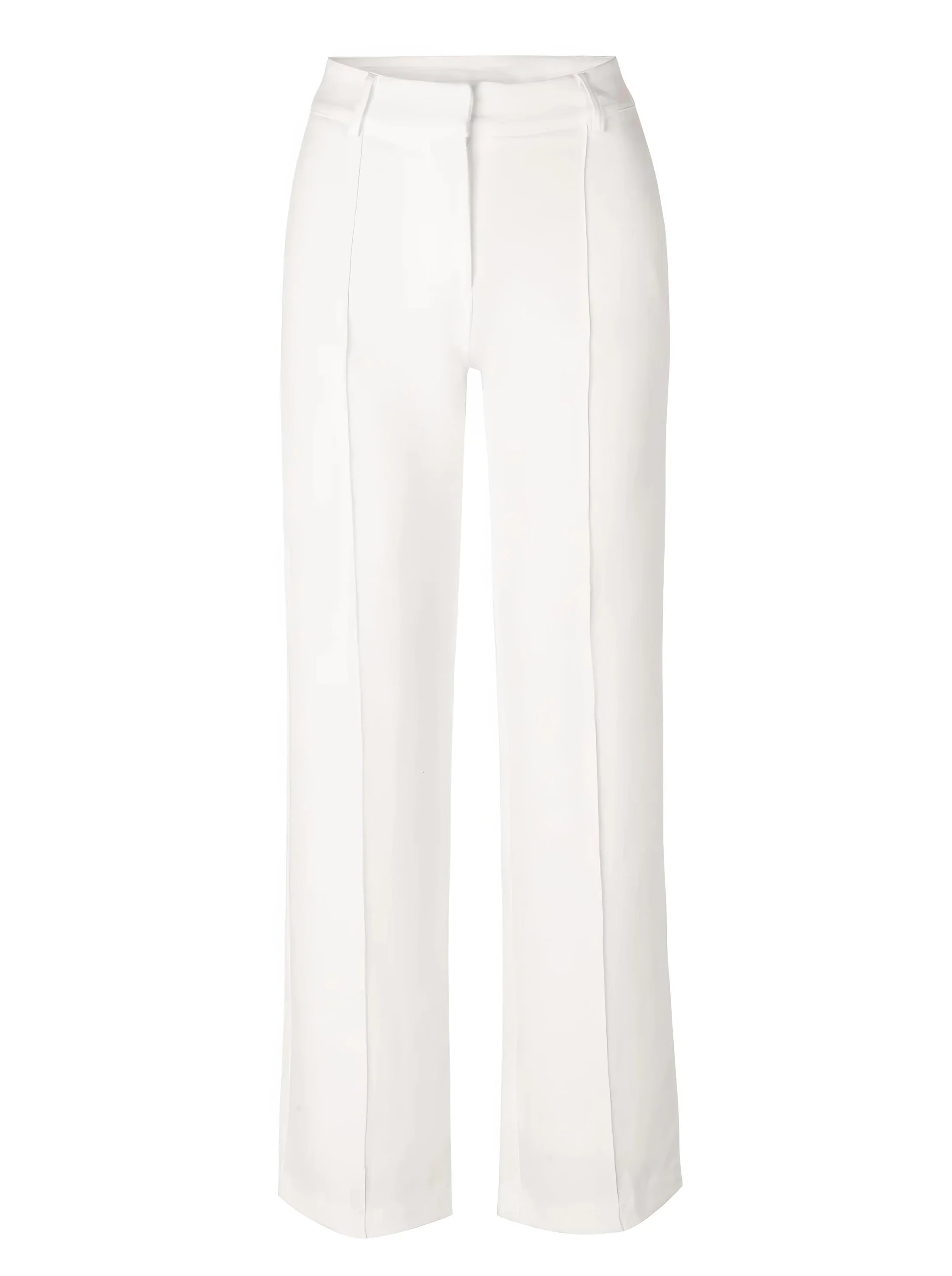 close-up van witte pantalon met sneakers en hoge taille