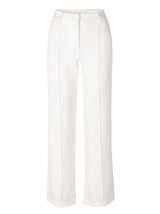 close-up van witte pantalon met sneakers en hoge taille
