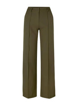 close-up van groene pantalon met sneakers en hoge taille