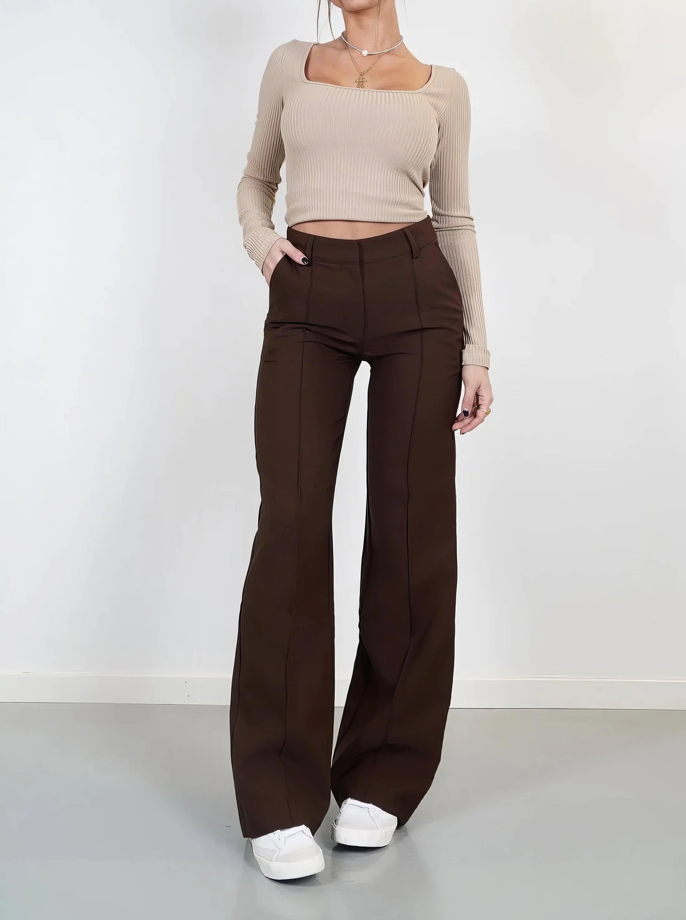 donkerbruine pantalon high waist met elegante wijde pijpen