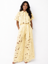 gele chique dames outfit met wijde broek