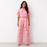 roze bloemenkanten blouse met wijde pantalon