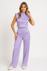 Lunira Jumpsuit in lila paars – moderne satijnen look