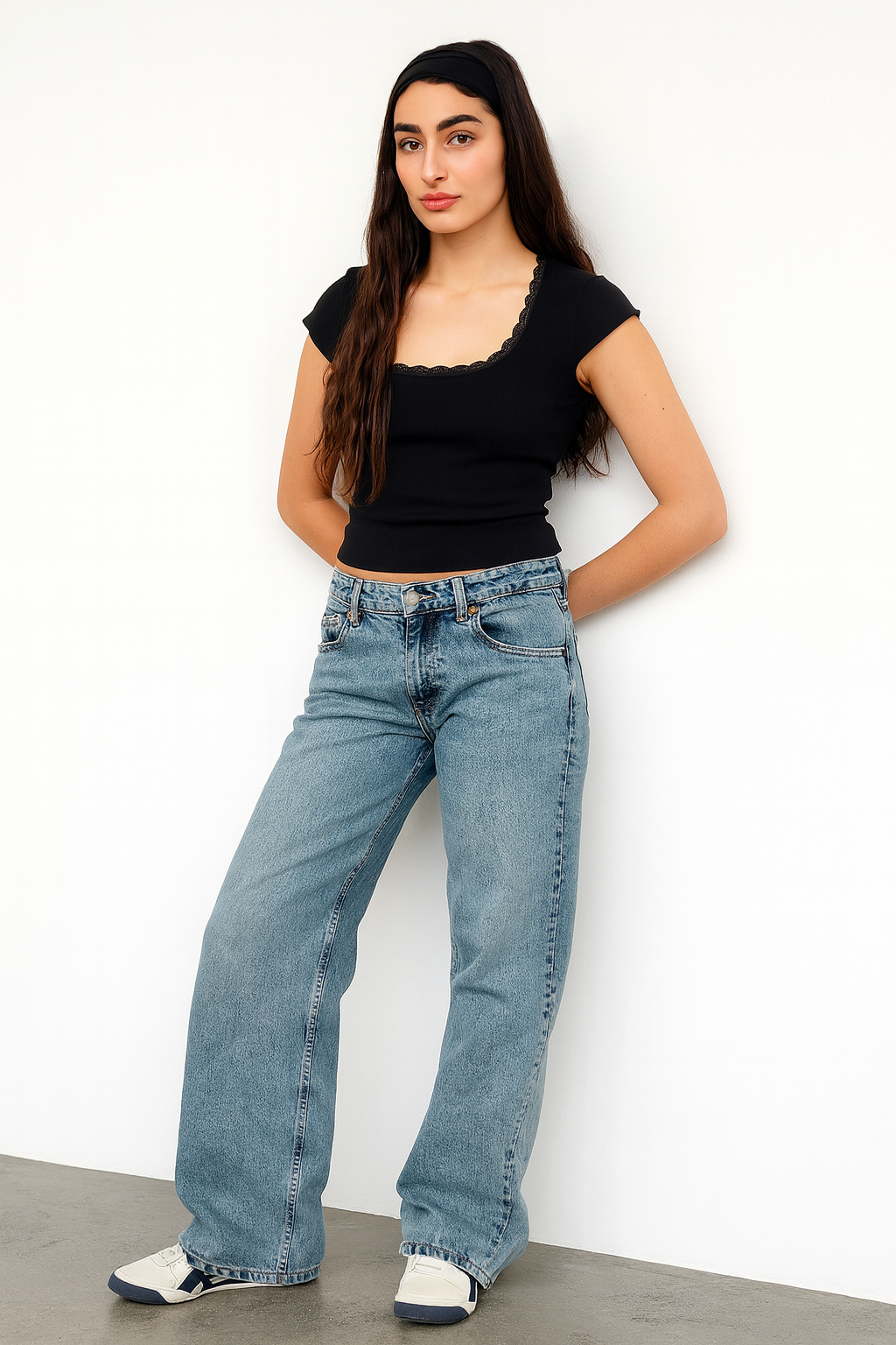 dames mid waist wide-leg jeans in lichtblauw met zwart topje