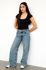 dames mid waist wide-leg jeans in lichtblauw met zwart topje